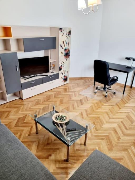 Cozy Apartment Near City Center Boekarest Buitenkant foto