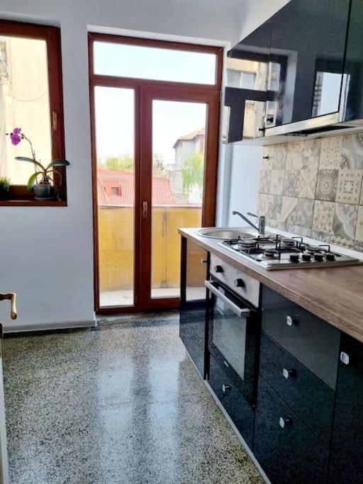 Cozy Apartment Near City Center Boekarest Buitenkant foto