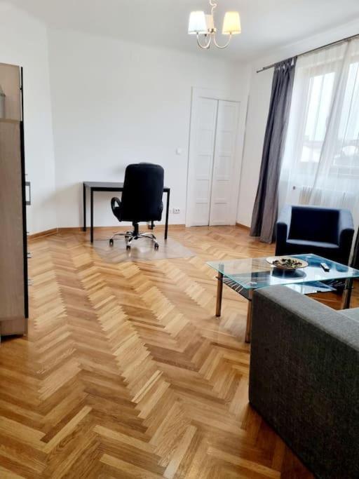 Cozy Apartment Near City Center Boekarest Buitenkant foto